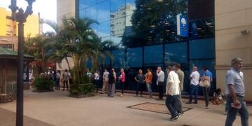 Colas en el centro posadeño\u002E