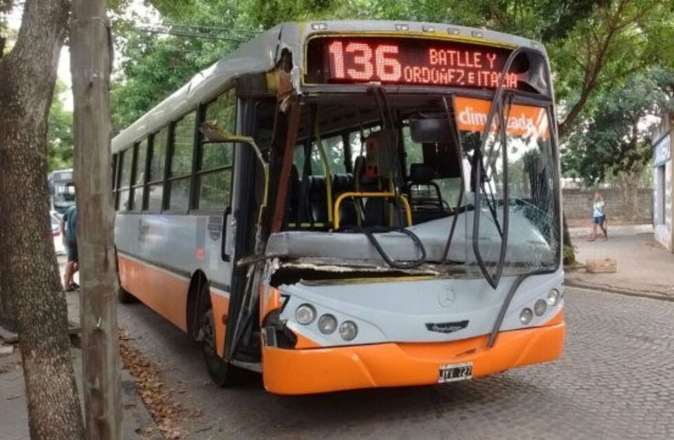 Chofer perdió el control del colectivo y chocó con un camión