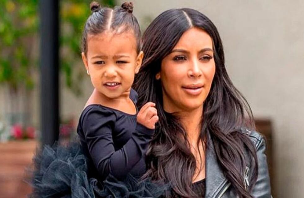 Kim Kardashian dejó que su hija la maquille y mostró el resultado