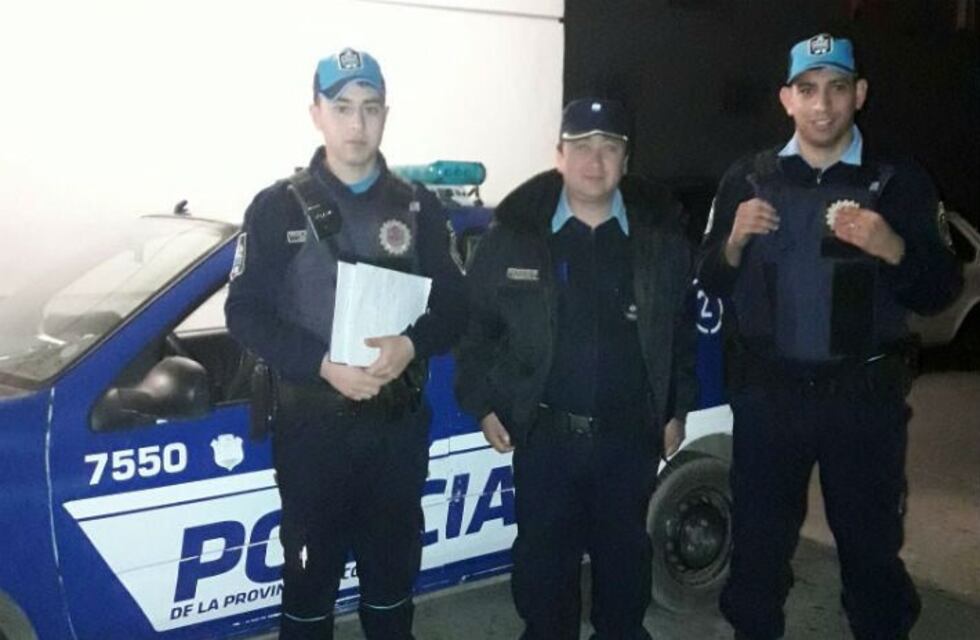 Policías asistieron a una mamá en trabajo de parto dentro de un móvil