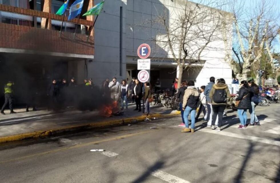 Protesta frente a la Municipalidad de Miramar por el caso de Ciro Lescano