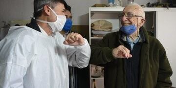 El vice intendente Daniel Passerini y Ronald, con sus jóvenes 93 años\u002E