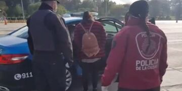 Detuvieron a tres mujeres en una camioneta por violar la cuarentena, una iba escondida bajo una manta (Foto: Policía de la Ciudad)