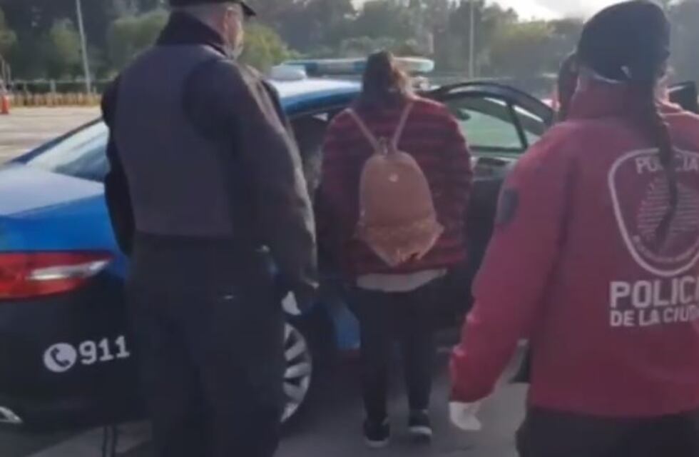 Detuvieron a tres mujeres en una camioneta por violar la cuarentena, una iba escondida bajo una manta