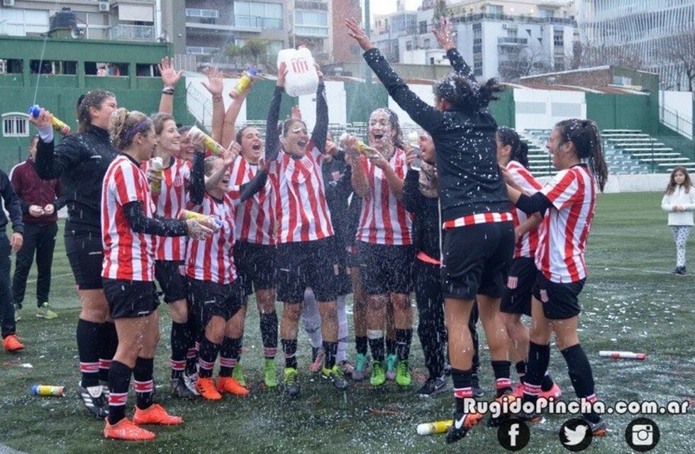 La AFA no les entregó el trofeo y festejaron levantando un bidón