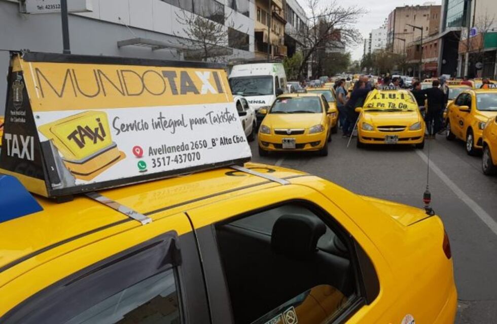 En fotos, la marcha anti-Uber de taxistas al Concejo Deliberante