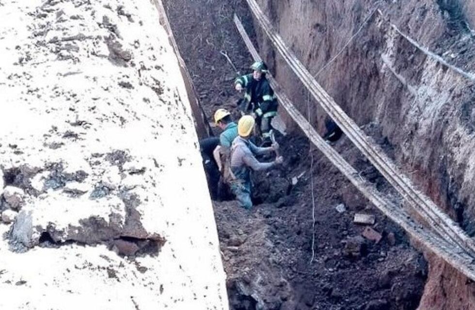 Un obrero murió al caerse en un pozo en una obra en barrio Cristalería