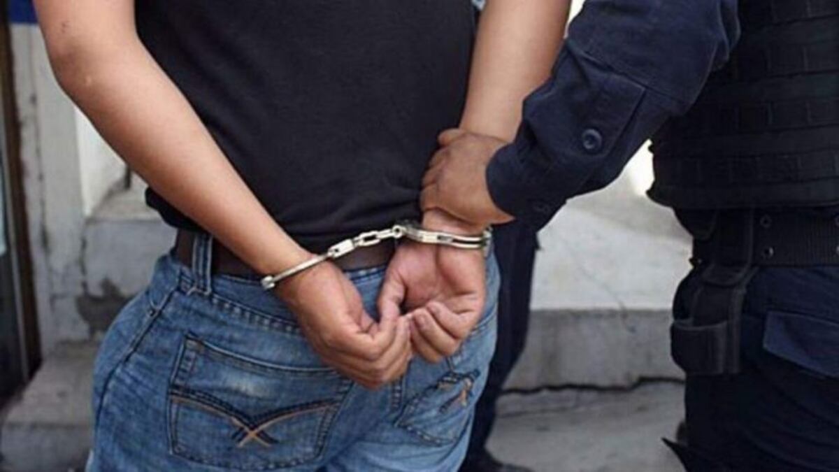 El muchacho fue encontrado de manera rápida por la policía, que procedió a detenerlo\u002E