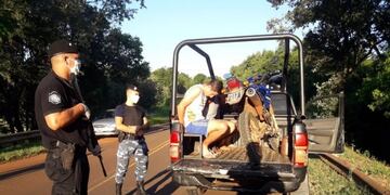 Multas y secuestro de vehículos para quienes circulen rompiendo la cuarentena en Misiones\u002E (Policía de Misiones)