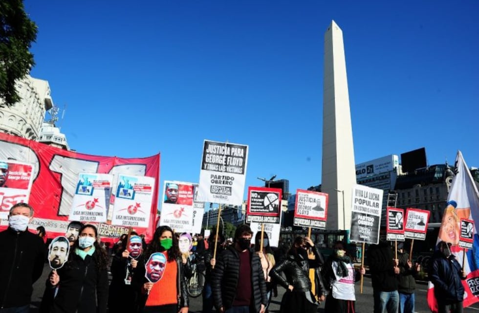 La izquierda marchó en el centro porteño para apoyar las protestas en Estados Unidos