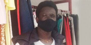 Un comerciante senegalés analiza las ventas (Vía Santa Rosa)