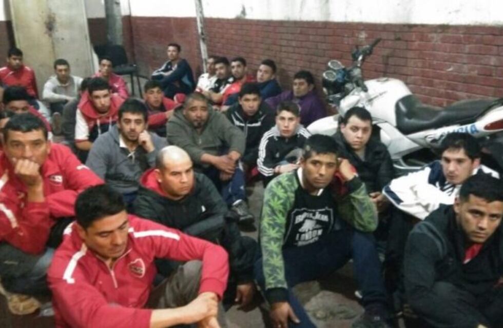 Más de 120 barras de Independiente quedaron detenidos tras un duro enfrentamiento con policías