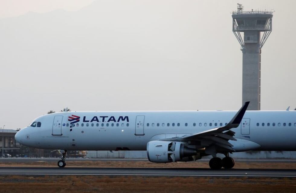 Más de 200 argentinos entraron en pánico al incendiarse una turbina del avión antes de despegar