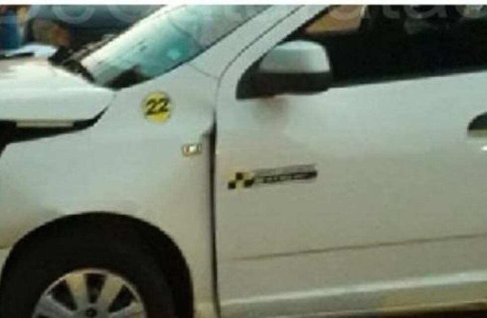 Giró en "U" y chocó a una moto con dos ocupantes