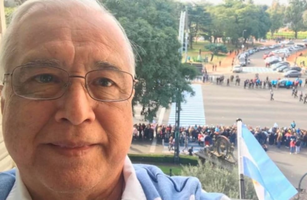 El Embajador de Estados Unidos se puso la camiseta de Los Pumas para ver el desfile militar