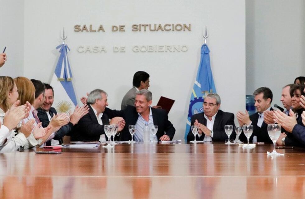 Arcioni firmó un convenio con el Conicet para reciclar plásticos en construcción de viviendas