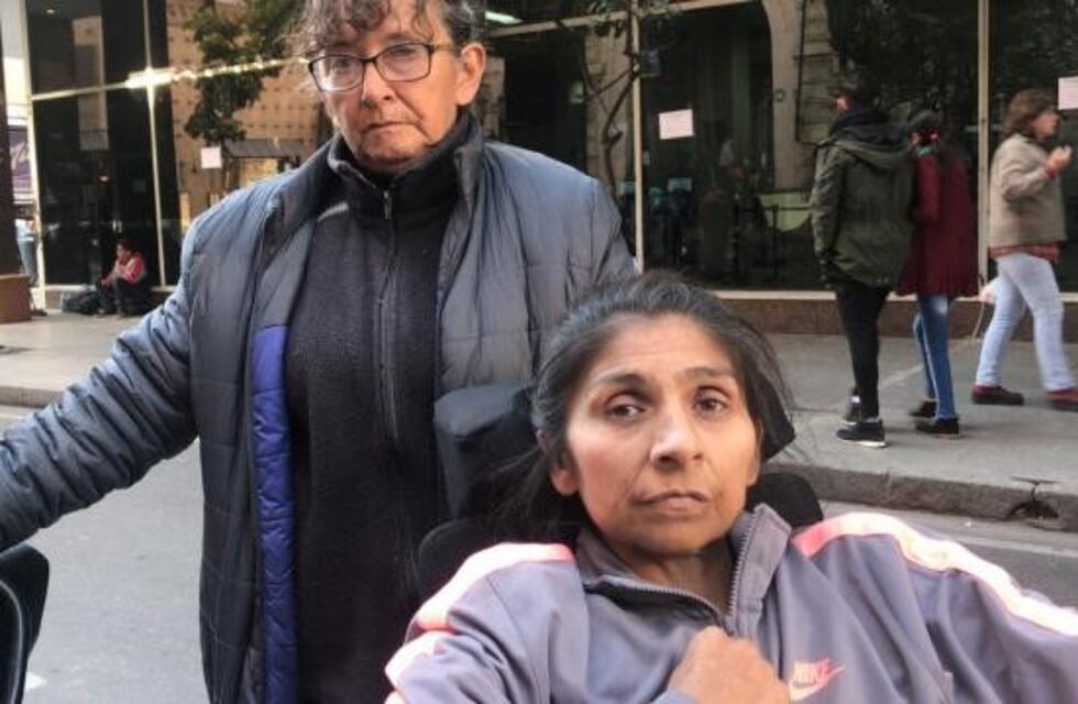 Cuando la burocracia le gana a la humanidad: quedó paralizada y la llevan en un motocarro para hacer trámites en el Anses