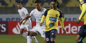 Hugo Drogett intenta armar juego desde la mitad de cancha para la \