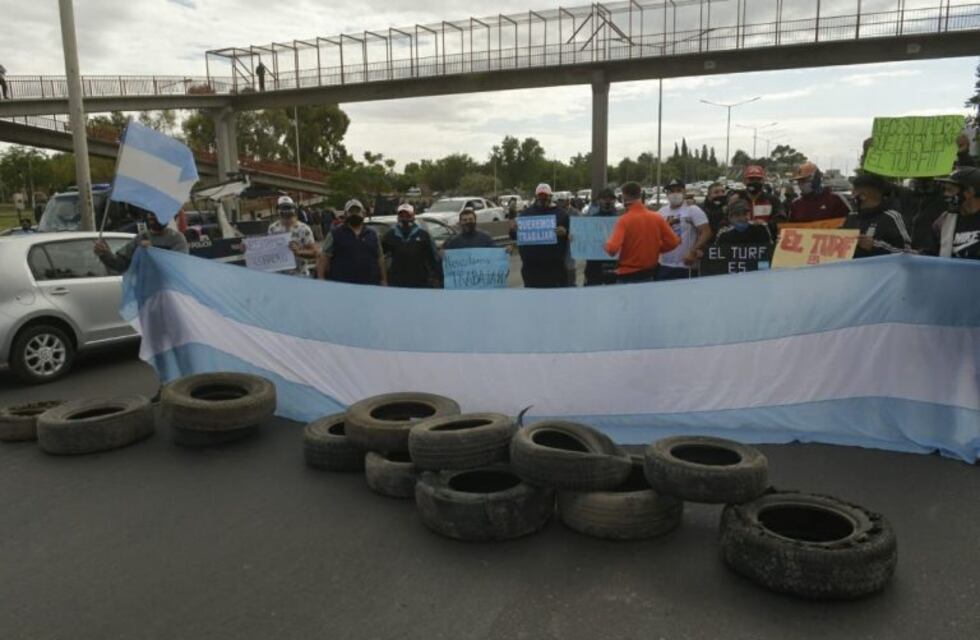 Trabajadores del turf cortaron el Acceso Este