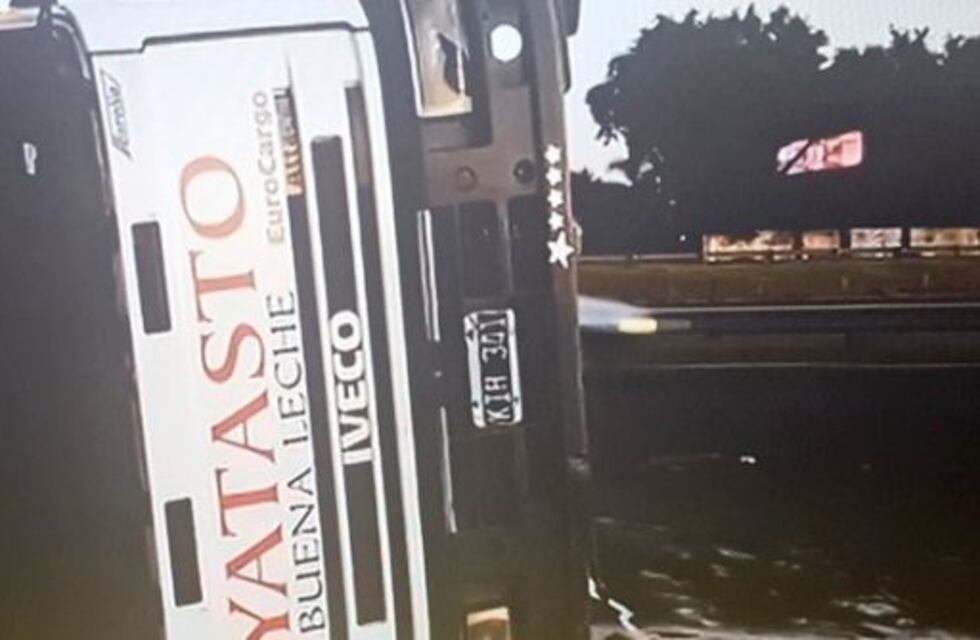 El vuelco de un camión en el acceso Oeste dejó un herido y provocó demoras en el tránsito