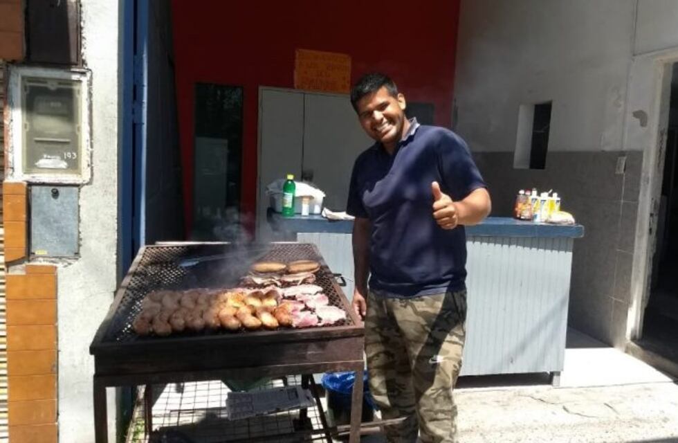 El color del clásico: el único choripanero del estadio y los hinchas que lo vieron desde la casa lindera