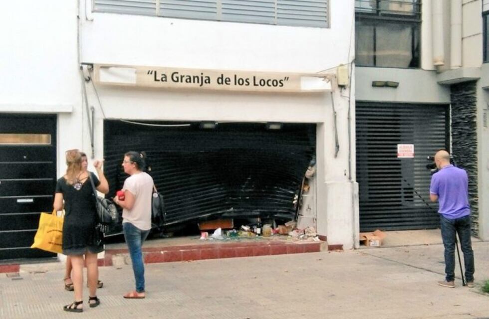 Una camioneta impactó dos veces contra el frente de una granja y se dio a la fuga