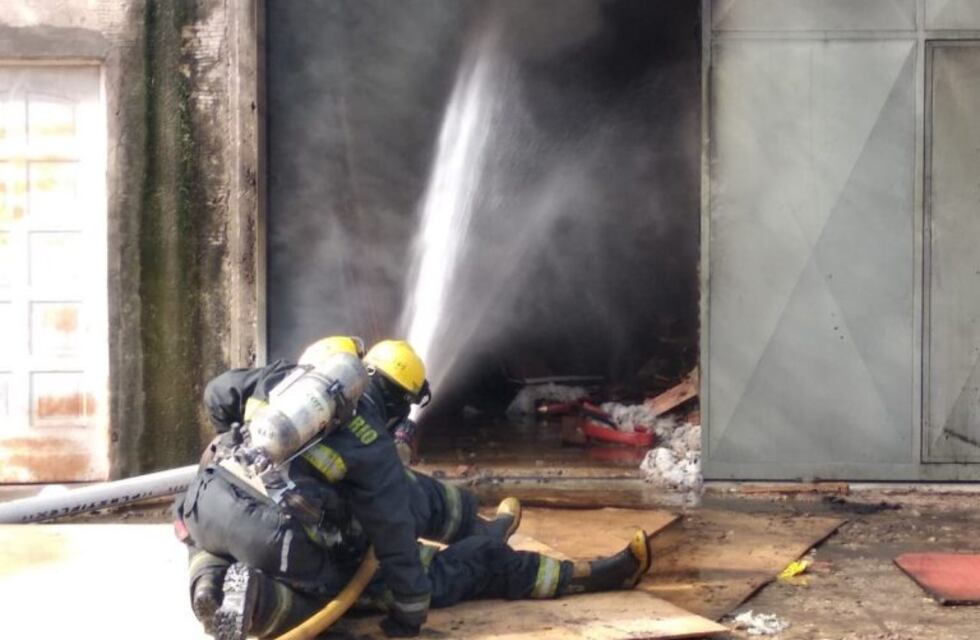 Voraz incendio de una tapicería en zona oeste