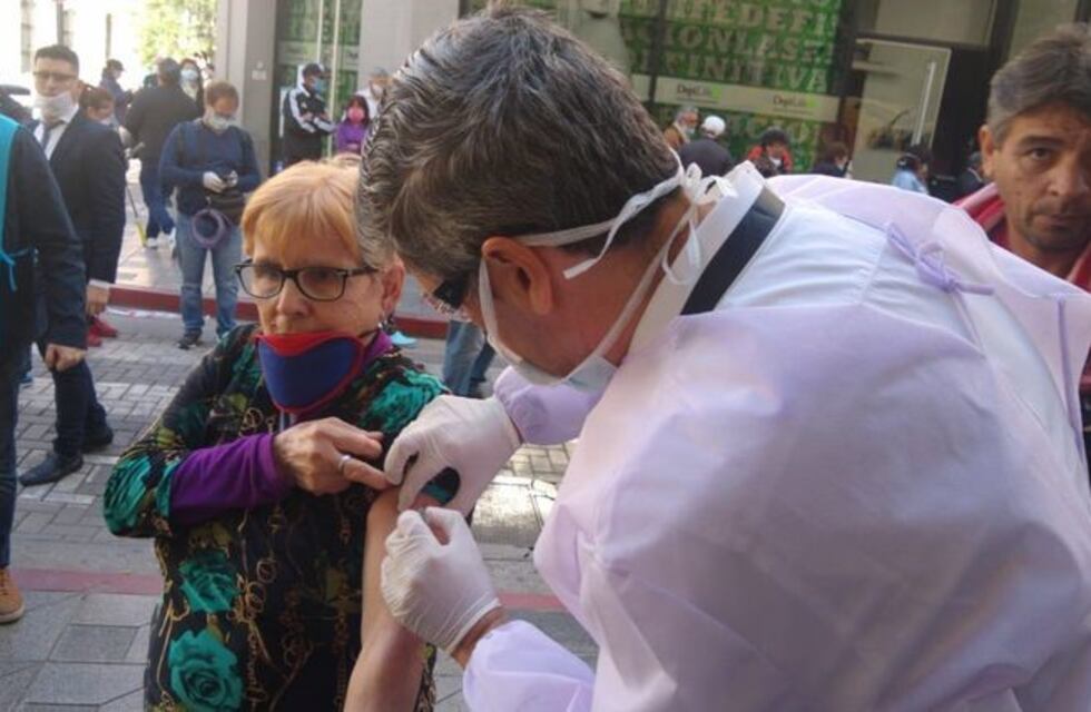 Daniel Passerini vacunó a jubilados que hacían cola en los bancos