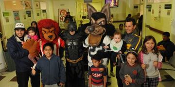 Las mascotas de Estudiantes y Gimnasia, y Batman en el hospital Sor María Ludovica (Mauricio Nievas)
