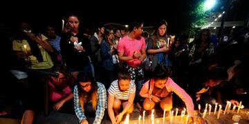 Marcha de velas en Villa Gesell\u002E (Foto: Clarín)
