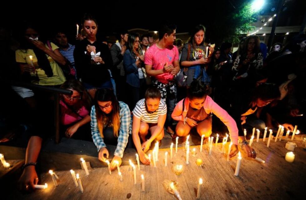 Crimen de Villa Gesell: marcharon con velas hasta la puerta del boliche donde asesinaron a Fernando Báez Sosa