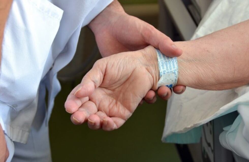 Una anciana ingresó golpeada a un clínica y falleció a los minutos