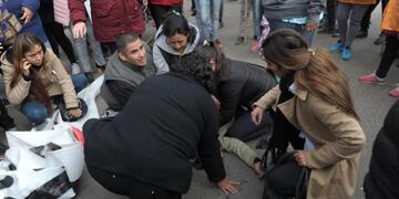María Rosa Zelaya quedó tendida en el pavimento y algunos se acercaron rápidamente para asistirla\u002E