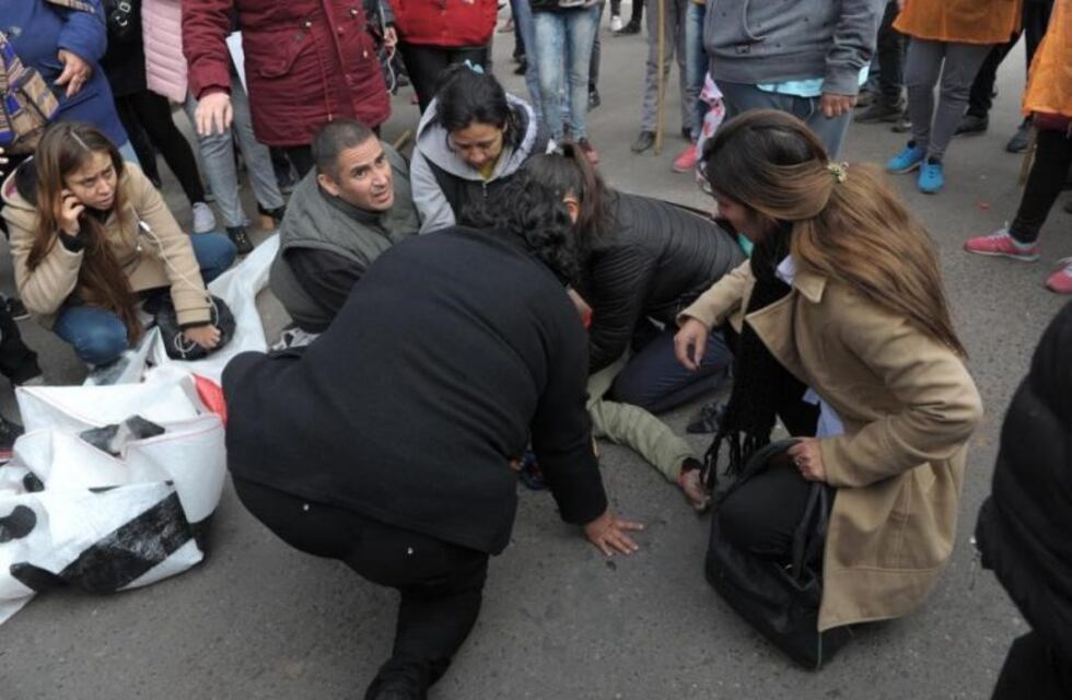 Se complica la situación del taxista que arrolló a una mujer en una marcha en la plaza Independencia