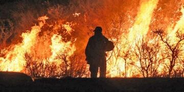Impresionante fuego en la zona serrana y en la capital puntana\u002E Foto: El Diario de la República\u002E