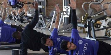 El plantel que sería titular ante San Lorenzo, el próximo domingo trabajó en el gimnasio\u002E