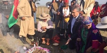 DYN49, JUJUY 02/08/2017 EL PRESIDENTE MAURICIO MACRI PARTICIPÓ ESTA TARDE EN JUJUY DEL TRADICIONAL RITUAL NORTEÑO DE LA PACHAMAMA\u002E EL JEFE DEL ESTADO TAMBIÉN SE REUNIÓ CON EL GOBERNADOR GERARDO MORALES Y EFECTUÓ UNA RECORRIDA POR EL BARRIO ALTO COMEDERO\u002E FOTO:DYN/PRESIDENCIA\u002E jujuy mauricio macri elecciones legislativas 2017 presidente de la nacion visita jujuy ceremonia de la pachamama