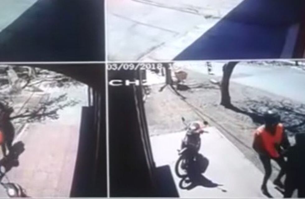 La atacó un motochorro en la vereda y se defendió a los golpes