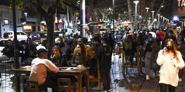 Propiestarios de bares y restaurantes de Mendoza iniciaron una campaña para poder cerrar a la una\u002E