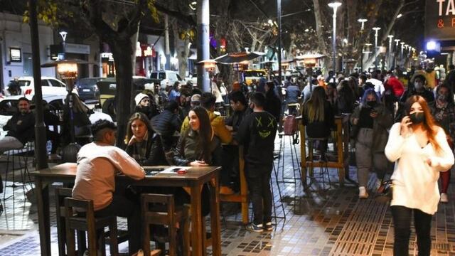 Propiestarios de bares y restaurantes de Mendoza iniciaron una campaña para poder cerrar a la una\u002E