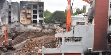 Pasado el temporal, comenzaron las tareas de demolición de Torres y Liva (Foto: La Capital)