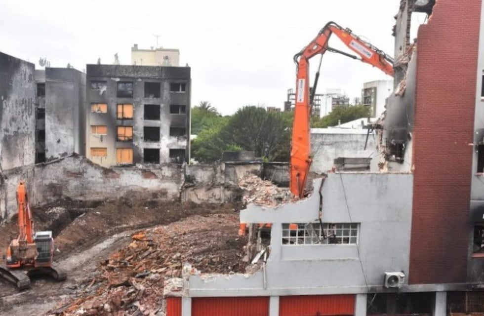 Una mujer se atrincheró en el predio de Torres y Liva y quiso impedir la demolición