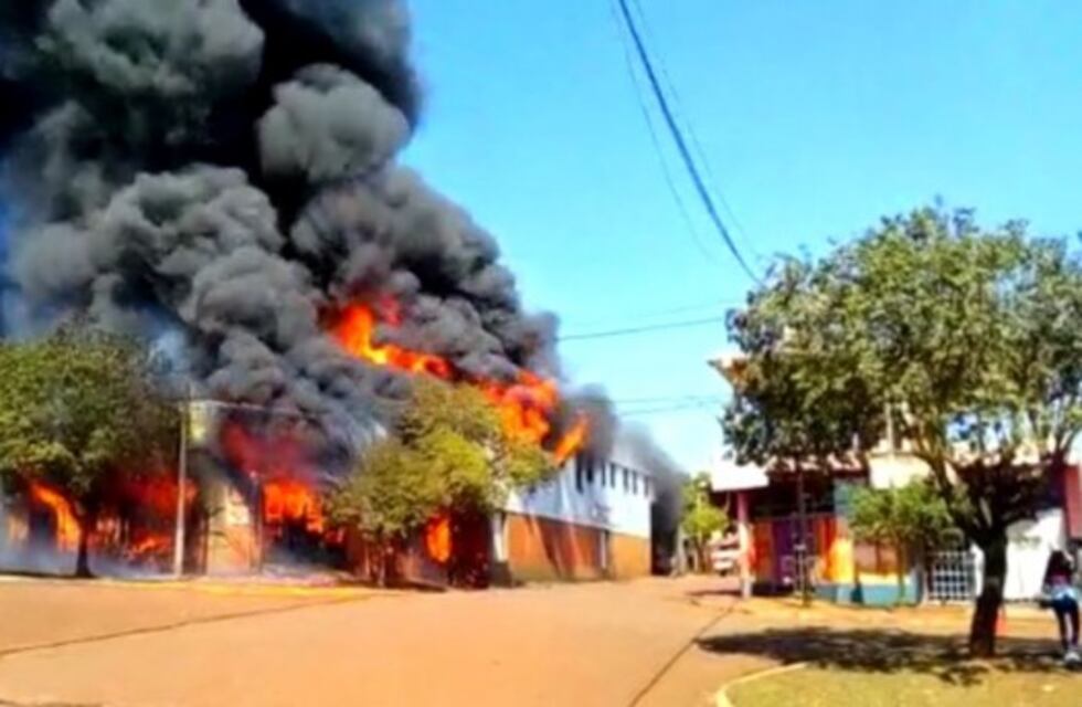 En Garuhapé un incendio de gran magnitud arrasó con una ferretería