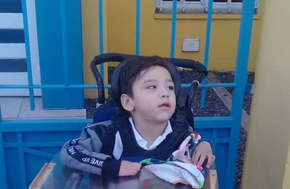 Lanzó una rifa para ayudar a su nieto de cuatro años que padece parálisis cerebral y vive en el vagón de un tren