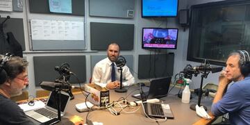 Martín Guzmán, ministro de Economía de la Nación, brinda una entrevista en los estudios de Radio Con Vos FM 89\u002E9\u002E (Radio Con Vos)