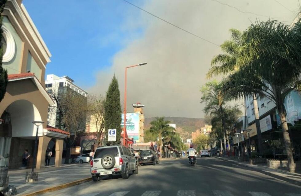El cielo de Carlos Paz cubierto de humo por el incendio en TierrAlta