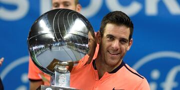 DMCF02B. Stockholm (Sweden), 23/10/2016.- Argentina's Juan Martin del Potro posing with the trophyafter winning the men's final match against Jack Sock US at the ATP Stockholm Open tennis tournament in Stockholm, Sweden, 23 October 2016. (Abierto, Estocolmo, Tenis, Suecia) EFE/EPA/JONAS EKSTROMER SWEDEN OUT