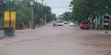 Por la lluvia, asistieron a 800 familias en la capital
