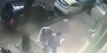 Asaltó a una mujer, pero un peatón lo hizo volar por el aire de un topetazo