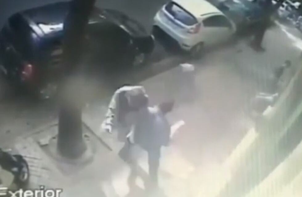 Asaltó a una mujer, pero un peatón lo hizo volar por el aire de un topetazo